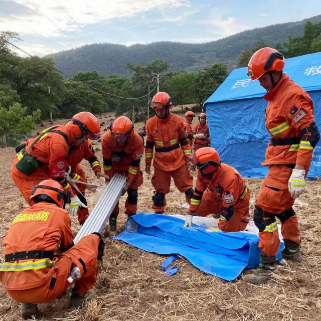 Postavljanje privremenih šatora za ljude koji su u potresu ostali bez domova