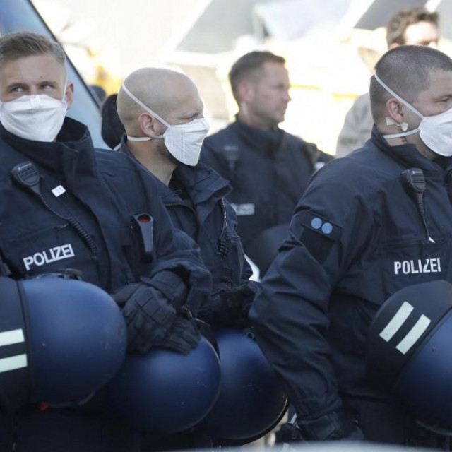 Policijsko osiguranje na sprovodu majke šefa klana Remmo