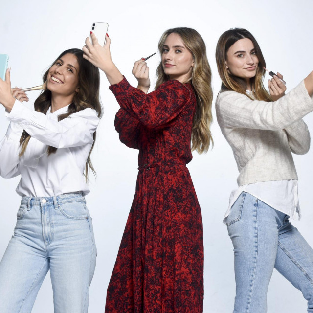 Studentice Ekonomskog fakulteta Lucija Turković, Petra Turković i Ena Bogut, osmislile su mobilnu aplikaciju IRIS, koja pomaže slijepim i slabovidnim osobama pri šminkanju