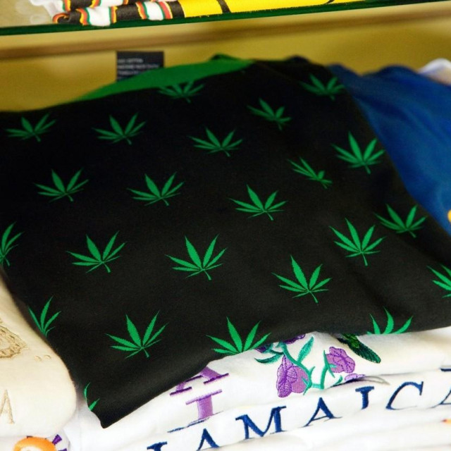 Majica s otisnutom marihuanom, Ilustracija