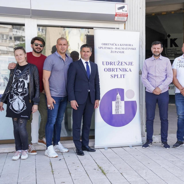 Vice Mihanović (četvrti slijeva)