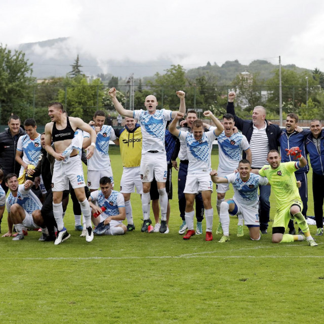 Slavlje igraca Dragovoljca nakon pobjede i ulaska u prvu ligu
