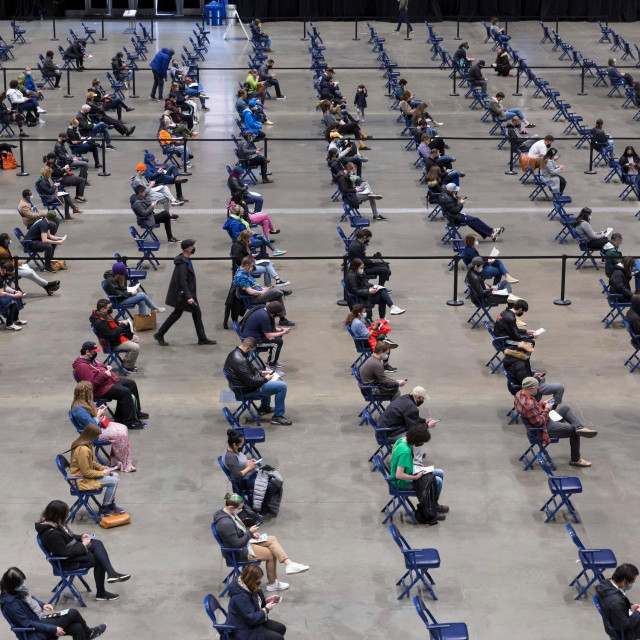 Ljudi u Seattleu netom nakon primanja doze cjepiva protiv koronavirusa