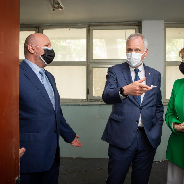 Tomislav Debeljak, Andro Krstulović Opara i predsjednica udruge Anđeli Dijana Aničić



 