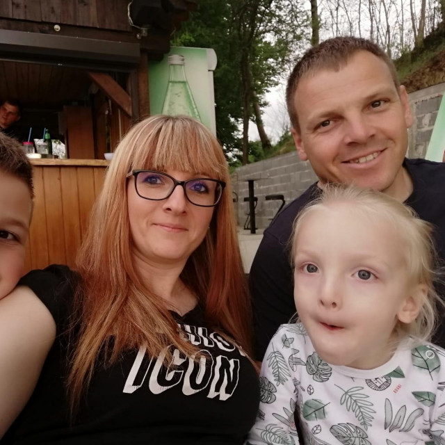 Luka Novak s mamom Katarinom, tatom Marijanom i starijim bratom Dominikom