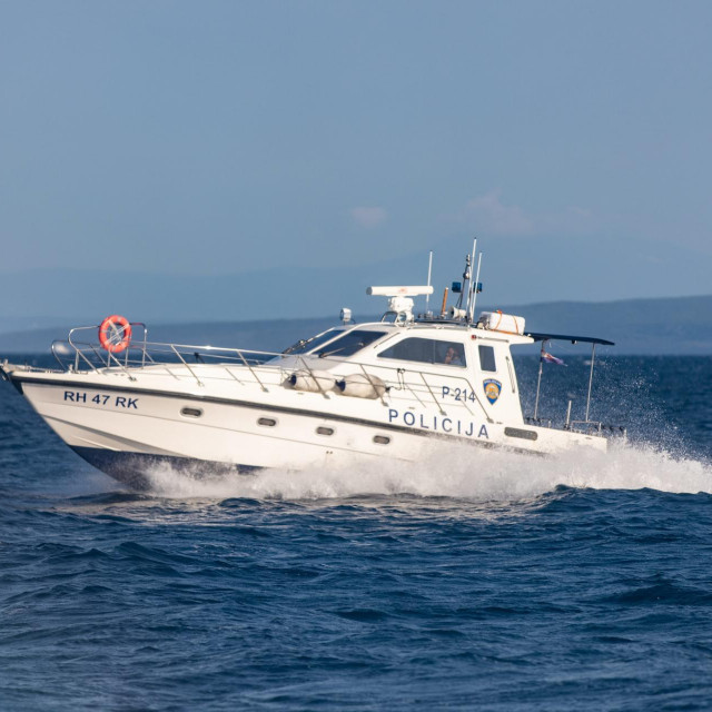 Brod Pomorske policije u akciji / Ilustracija