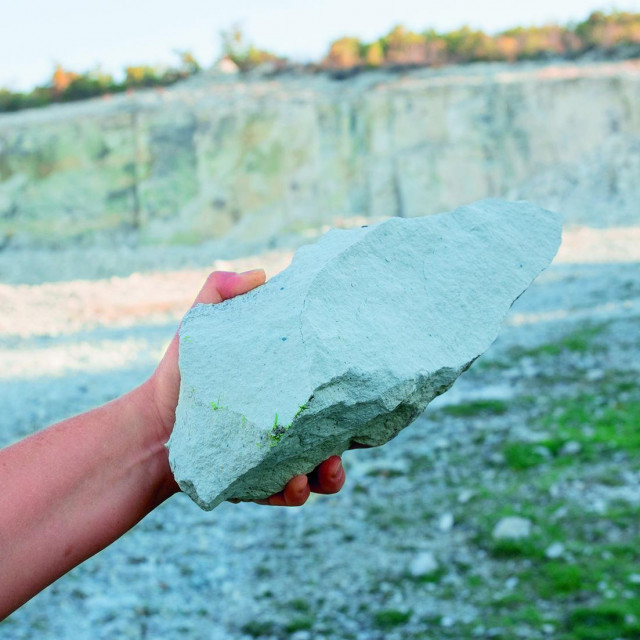 U prirodi ima više od 270 vrsta zeolita različiith boja