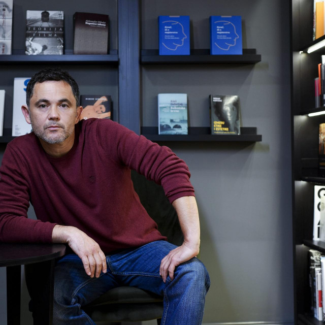 Zagreb, 290421.
Pisac Roman Simic fotografiran u knjizari Fraktura.