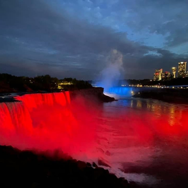 Niagarini slapovi u bojama hrvatske zastave