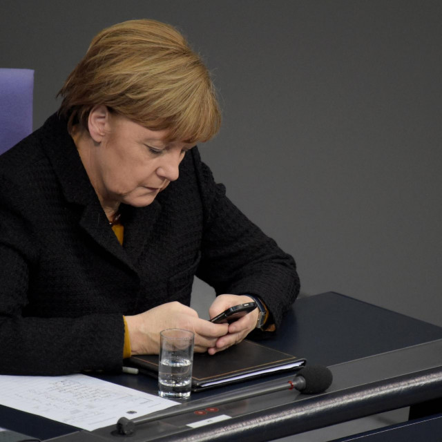 Merkel drži mobitel koji je navodno prisluškivan prije 10 godina