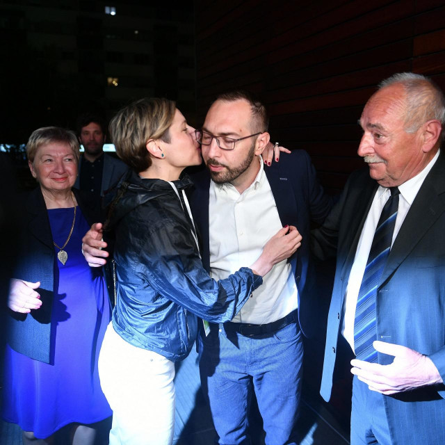 Nakon pobjede, Iva je čvrsto zagrlila i poljubila Tomislava.