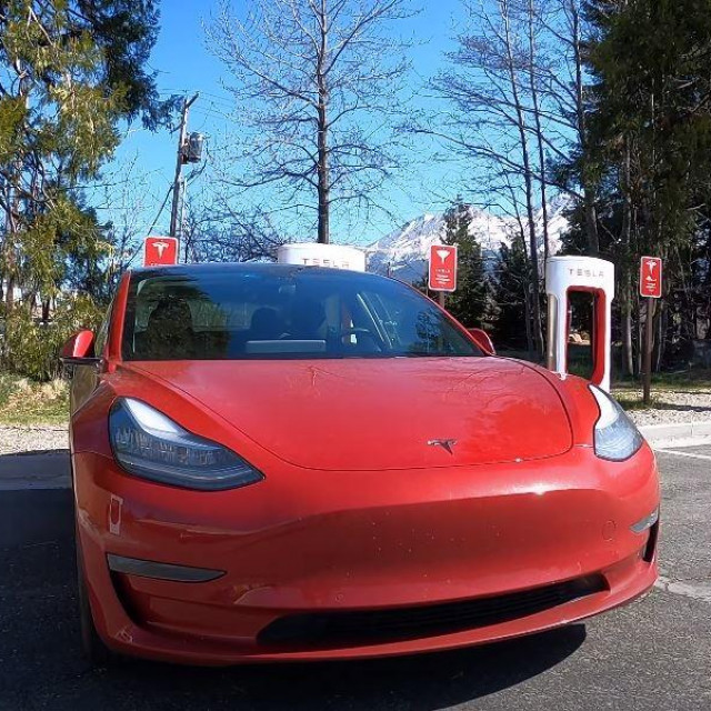 Punjenje Tesle Model 3
