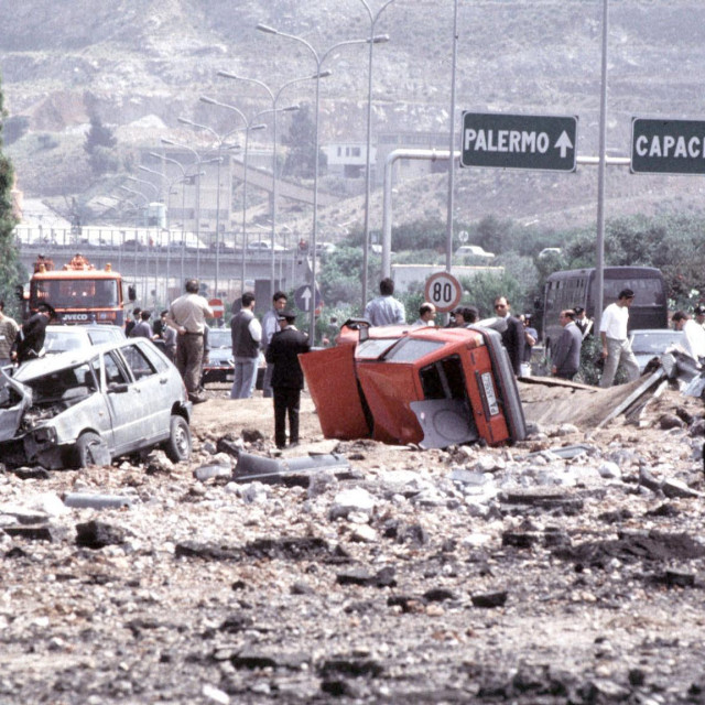 Prizor s autocesta nakon atentata na Falconea