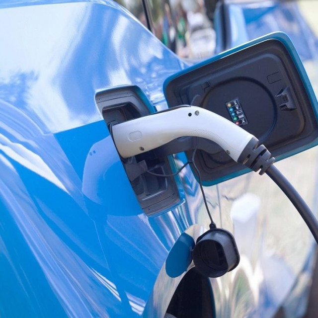 Električni automobil