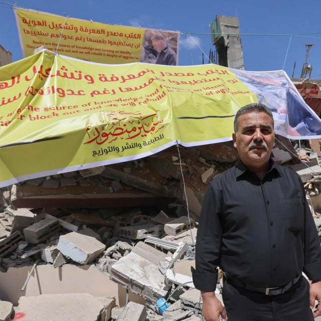 Samir Mansour ispred razorene knjižare