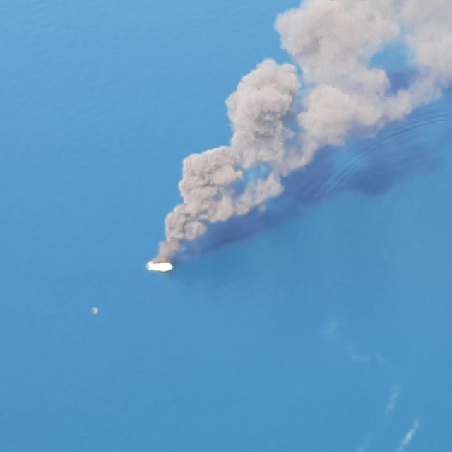 Gliser u plamenu snimljen iz zraka