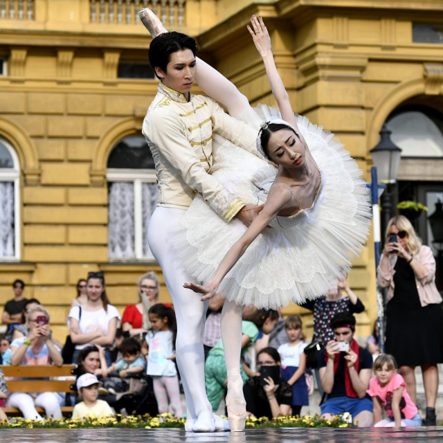 Pas de deux iz 2. čina Čajkovskijeva ”Labuđega jezera”; na fotografiji Rieka Suzuki i Takuya Sumitomo