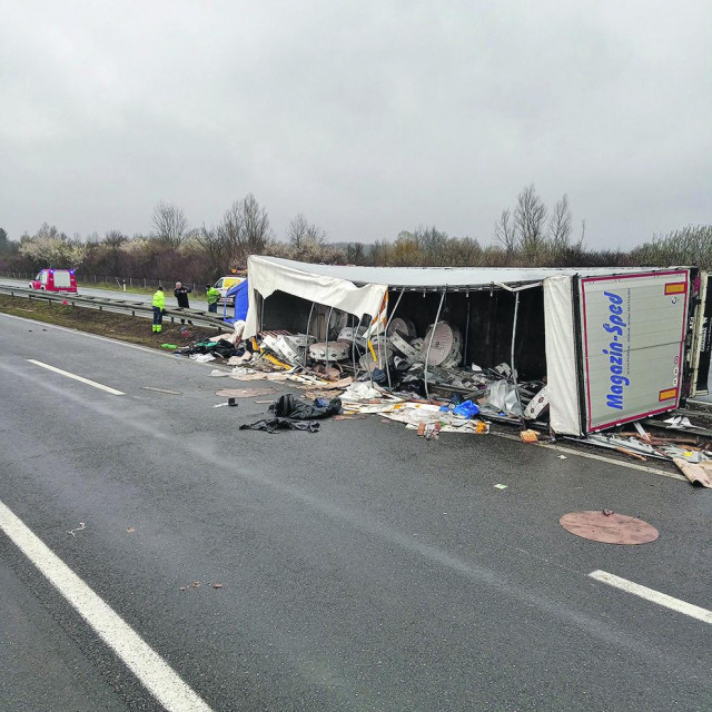 Okučani: Prometna nesreća na sjevernom kolničkom traku autoceste A3 u kojoj su poginule 4 osobe, strani državljani - migranti.


 