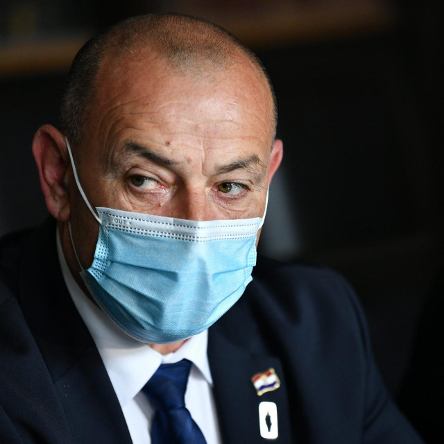 Zagreb, 120521.
Salata 11
Medicinski fakultet - Zavod za sudsku medicinu i kriminalistiku
Otvorenje novouredjenoga DNA laboratorija na Zavodu za sudsku medicinu i kriminalistiku Medicinskoga fakulteta u Zagrebu, za cije je prosirenje i opremanje Vlada osigurala sredstva u iznosu od pet milijuna kuna.
Na fotografiji:Tomo Medved, potpredsjednik Vlade i ministar hrvatskih branitelja.