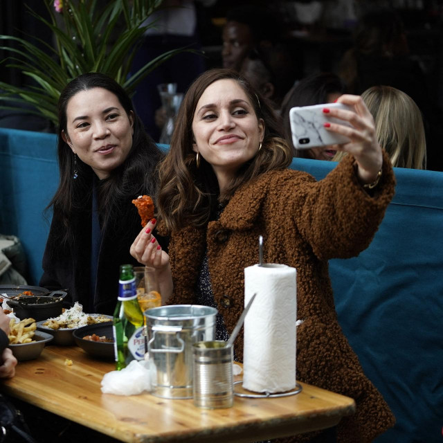 Već u travnju vlada je djelomično popustila mjere što je Britance navelo na masovna okupljanja na terasama pubova