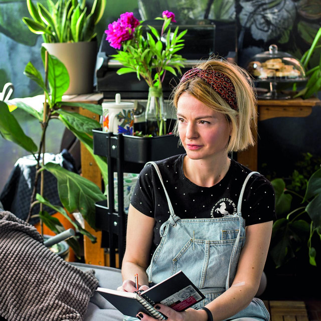 Dubrovačka umjetnica sa zagrebačkom adresom Nikolina Šimunović aktivno izlaže svoje radove u zemlji i inozemstvu, a radi i kao nastavnica likovne kulture u jednoj osnovnoj školi