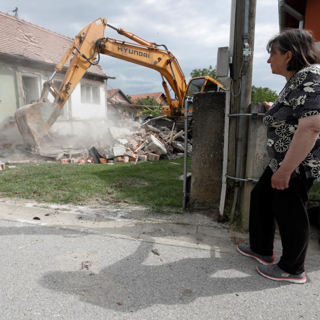 Započelo rušenje kuce oštećene u potresum na slici gospođa Nadica