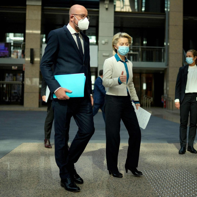 Ursula von der Leyen (D) i Charles Michel (L)
