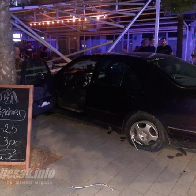 Uletio autom na terasi kafića