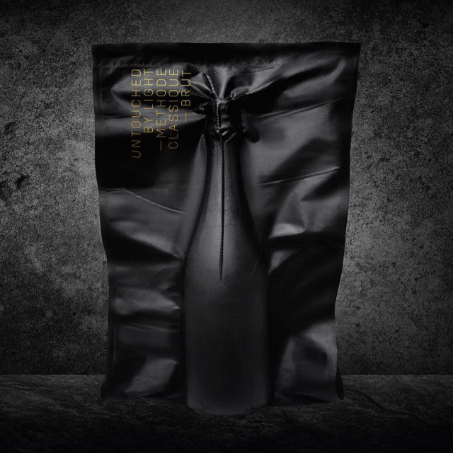 Pjenušac je zapakiran u crnu ambalažu kako do njega ne bi doprlo ni malo svjetlosti.