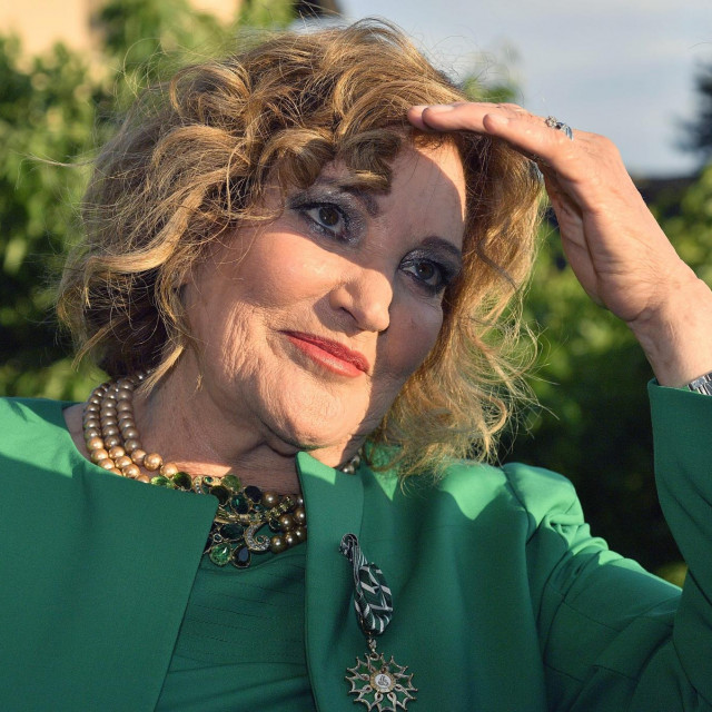 Tereza Kesovija pozira s novim odličjem u vrtu na Tuškancu