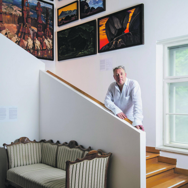 Branko Franceschi ispred slika ruskog umjetnika Nicolasa Roericha