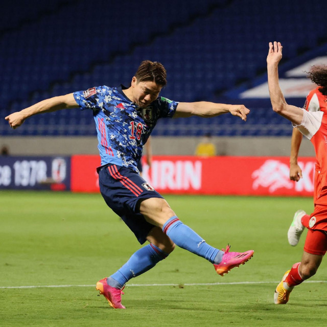 Takuma Asano u dresu Japana (lijevo)