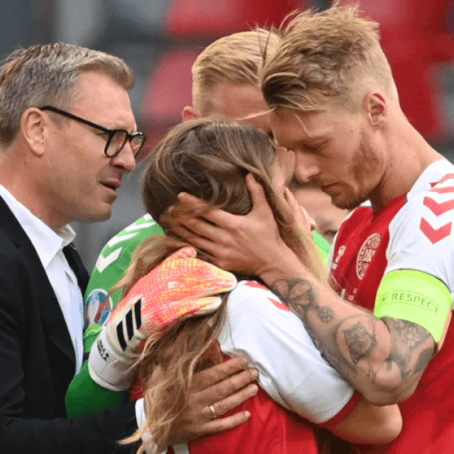 Simon Kjaer pomaže Eriksenu