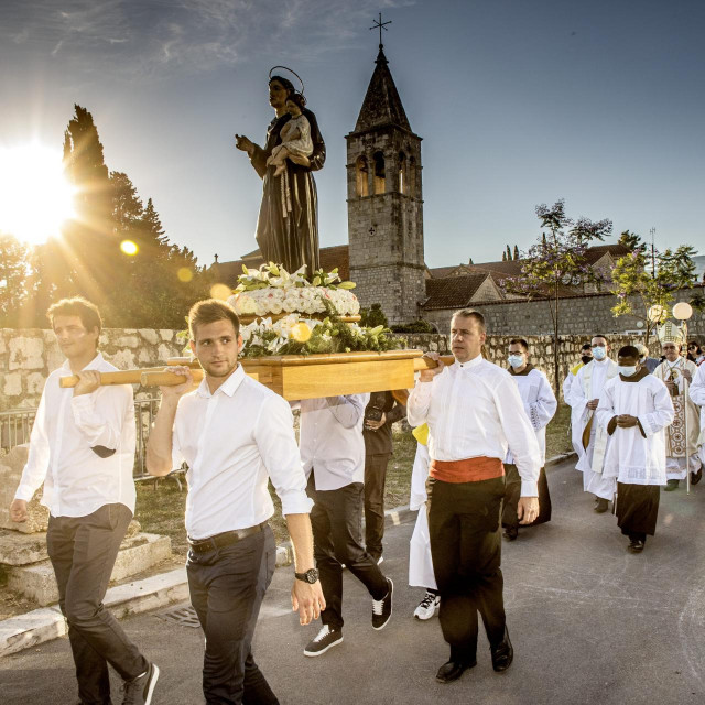 Procesija oko franjevačkog samostana Sv.Ante