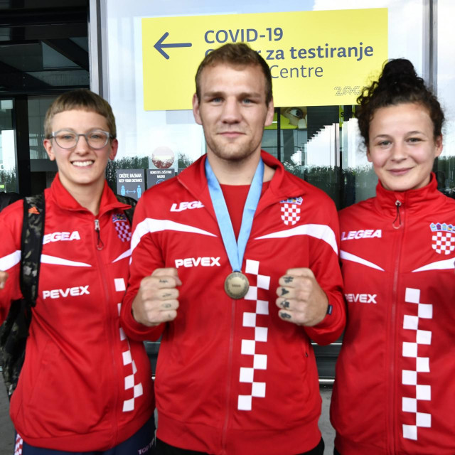 Zagreb, 090621.
Zracna luka Franjo Tudjman.
Hrvatski boksacki reprezentativci vratili su se s olimpijskih kvalifikacija, pa im je priredjen prigodni docek i konferencija za medije.
Na fotografiji: Nikolina Cacic, Luka Plantic i Marija Malenica