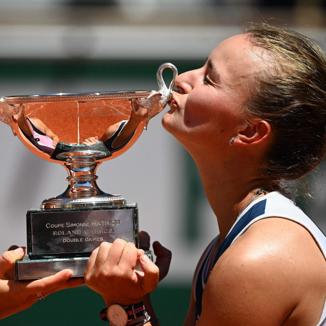 Barbora Krejčikova (desno)