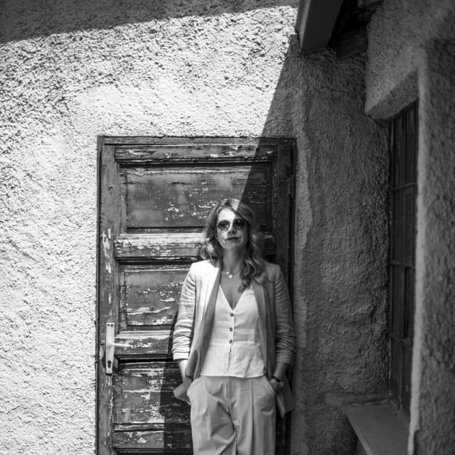 Prvi poticaj za ovaj roman dobila je čitajući novinski članak o ženi koja je nakon teškog moždanog udara ostala kognitivno neoštećena mozga, ali gotovo posve paralizirana, zaključana u vlastitom tijelu