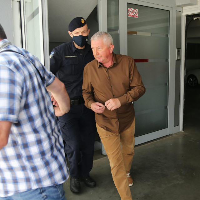 Zvonko Vekić u pratnji policije