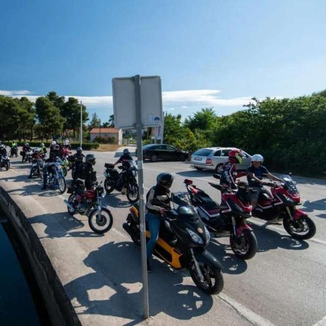 Skupina zadarskih bikera snimljena na Boriku odakle su krenuli na put prema Grobniku