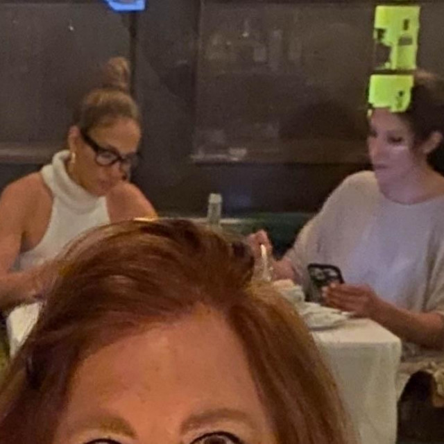 Jennifer Lopez sa sestrom Lyndom Lopez u restoranu u zapadnom Hollywoodu