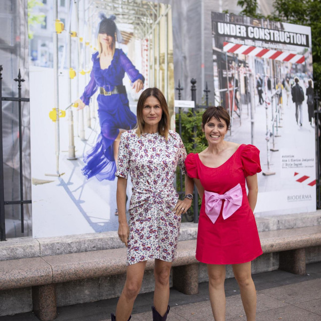 Lada Fiorio Tedeschi i Ana Josipović ispred fotografije Đurđe Tedeschi