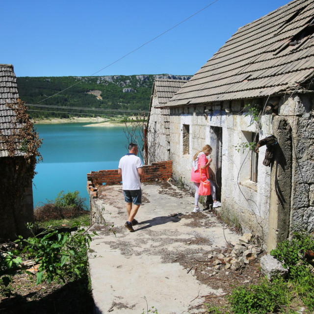 U Imotskom je Mate išao u školu, a ljeta je provodio u Parlovima. U ovoj kući su mu živjeli baka i djed