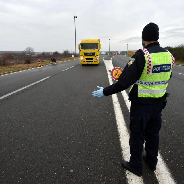 Zadar 231220
Policija zbog novih mjera borbe protiv pandemije koronavirusa vrsi provjeru dokumenata vozaca koji se ukljucuju na autocestu A1 na naplatnim postajama Zadar - istok.