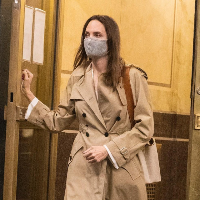 Angelina Jolie ranije ovog tjedna uhvaćena je u izlasku iz stana bivšeg supruga Johnnyja Lee Millera