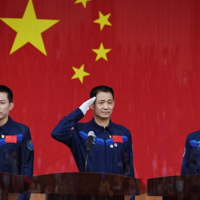 Nie Haisheng (u sredini), Liu Boming i Tang Hongbo