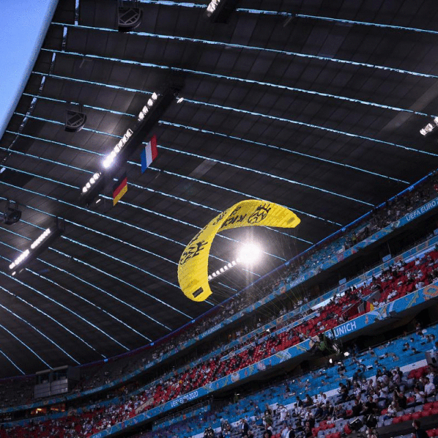 Paraglajder u Allianz Areni
