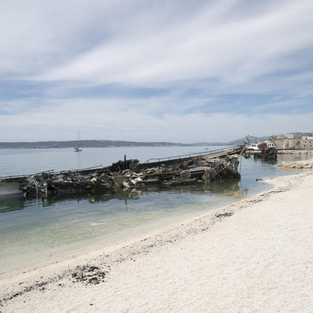 Zapaljene jahte u Kaštel Gomilici
