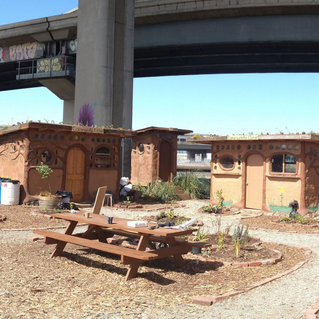 Građevine od kaldrme službe zajednici beskućnika u Oaklandu