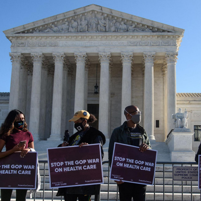 Prosvjed ispred Vrhovnog suda SAD-a uoči prve rasprave o Zakonu o pristupačnoj zdravstvenoj skrbi koji se održao 10. studenog 2020. godine