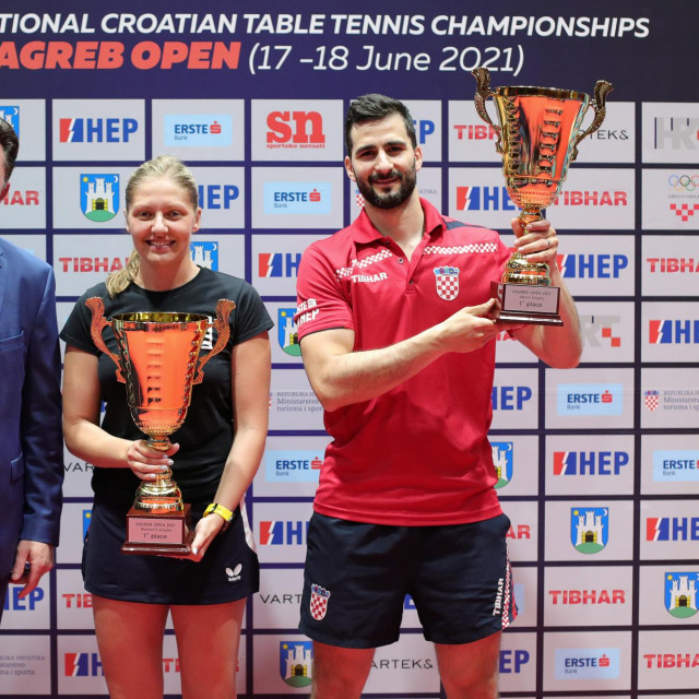 Direktor HEP-a Robert Krklec, pobjednica Petra Petek i pobjednik Andrej Gaćina